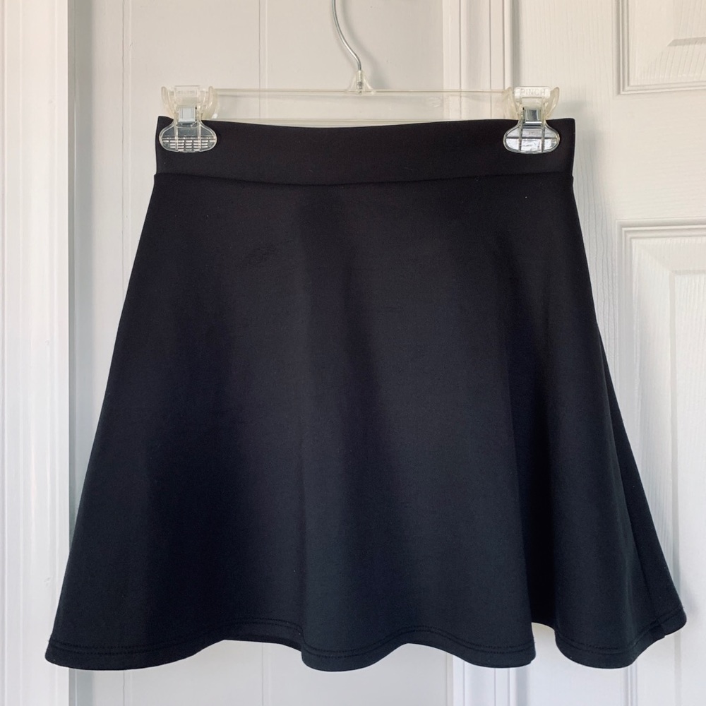 Super cute black skater skirt 🖤